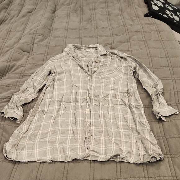 Old Navy Tops - Old Navy Gray Plaid Button Down Shirt Size M!
